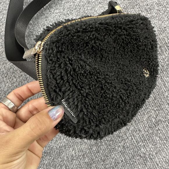 Lululemon Everywhere Fleece 1L Sherpa Crossbody Belt Bag Black Casual Chic Cozy - Picture 4 of 14